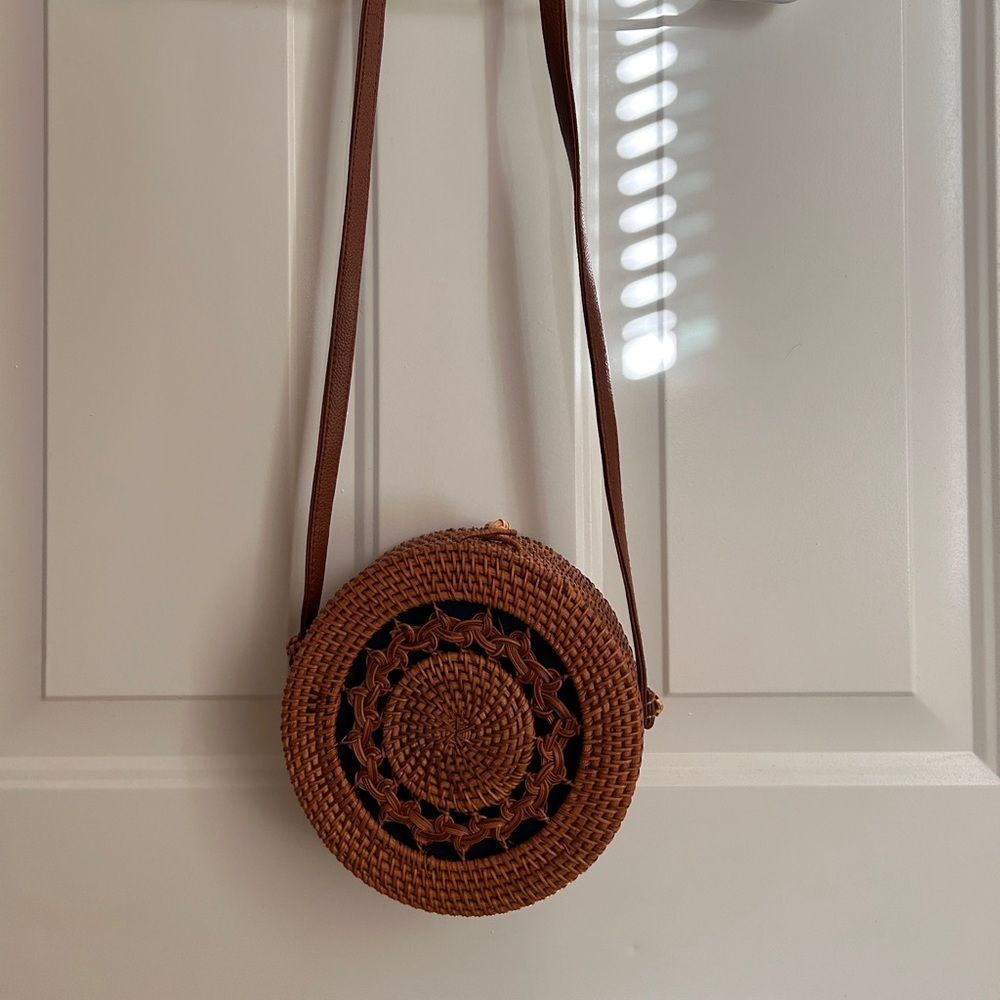 Round rattan crossbody